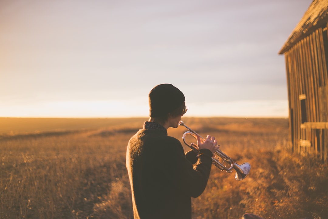 ¿QUÉ LE PASA A NUESTRO CEREBRO CUANDO ESCUCHAMOS MÚSICA?